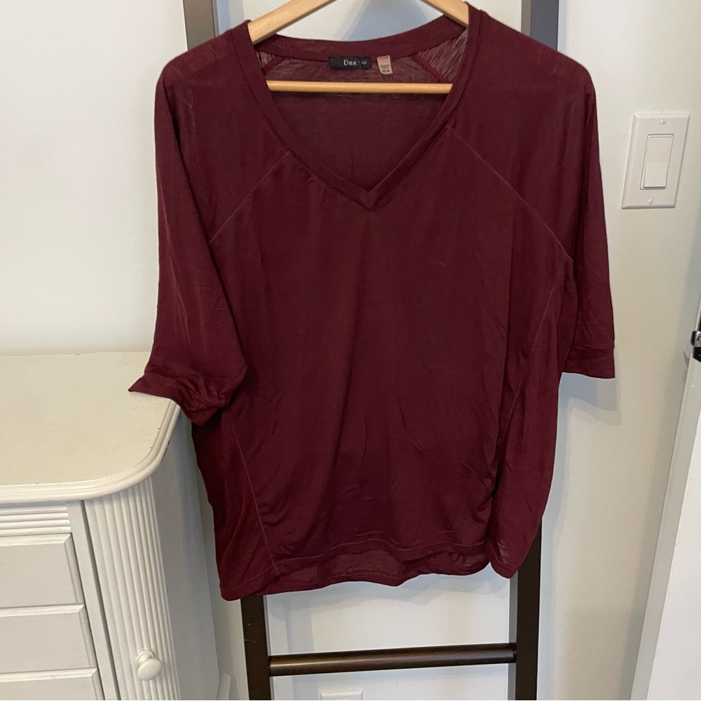 Dex burgandy V-Neck Women's Top. Size medium. Fits loosely. EUC.
